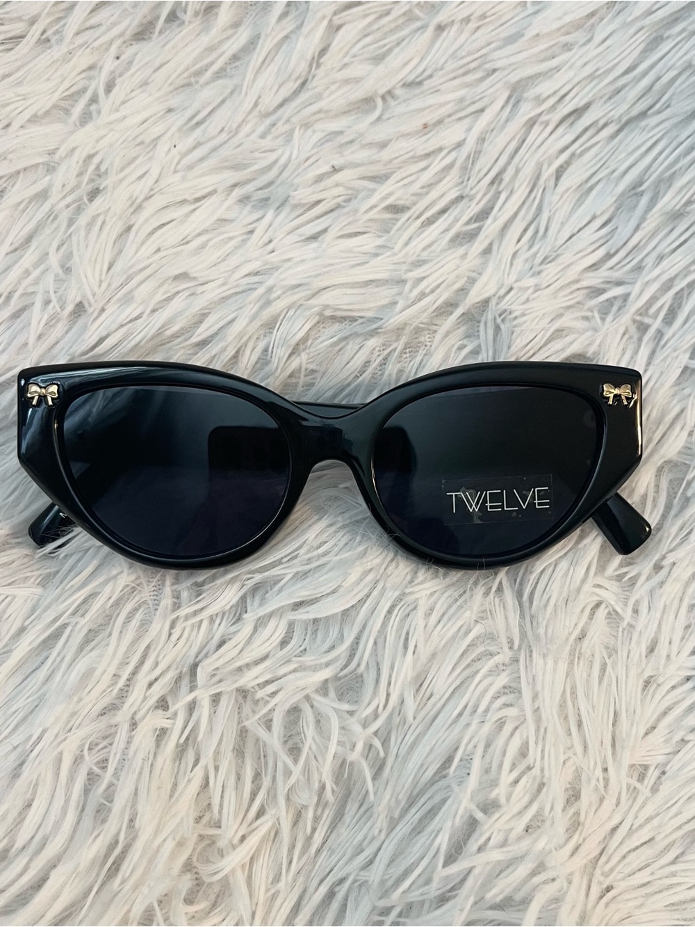 Cute kawaii Gold bow accent black cat eye sunglasses